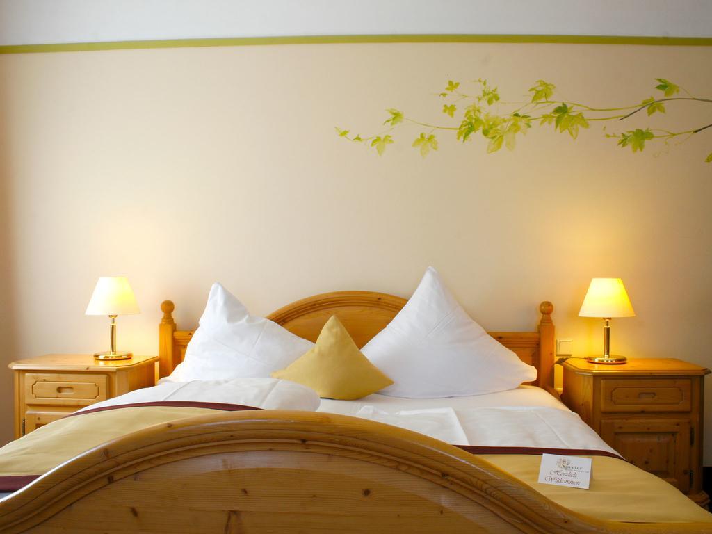 Hotel Speeter Вайзенхайм ам Берг Екстериор снимка