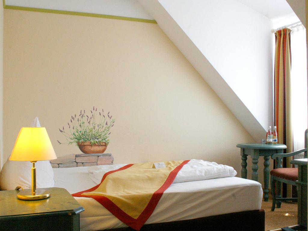 Hotel Speeter Вайзенхайм ам Берг Екстериор снимка