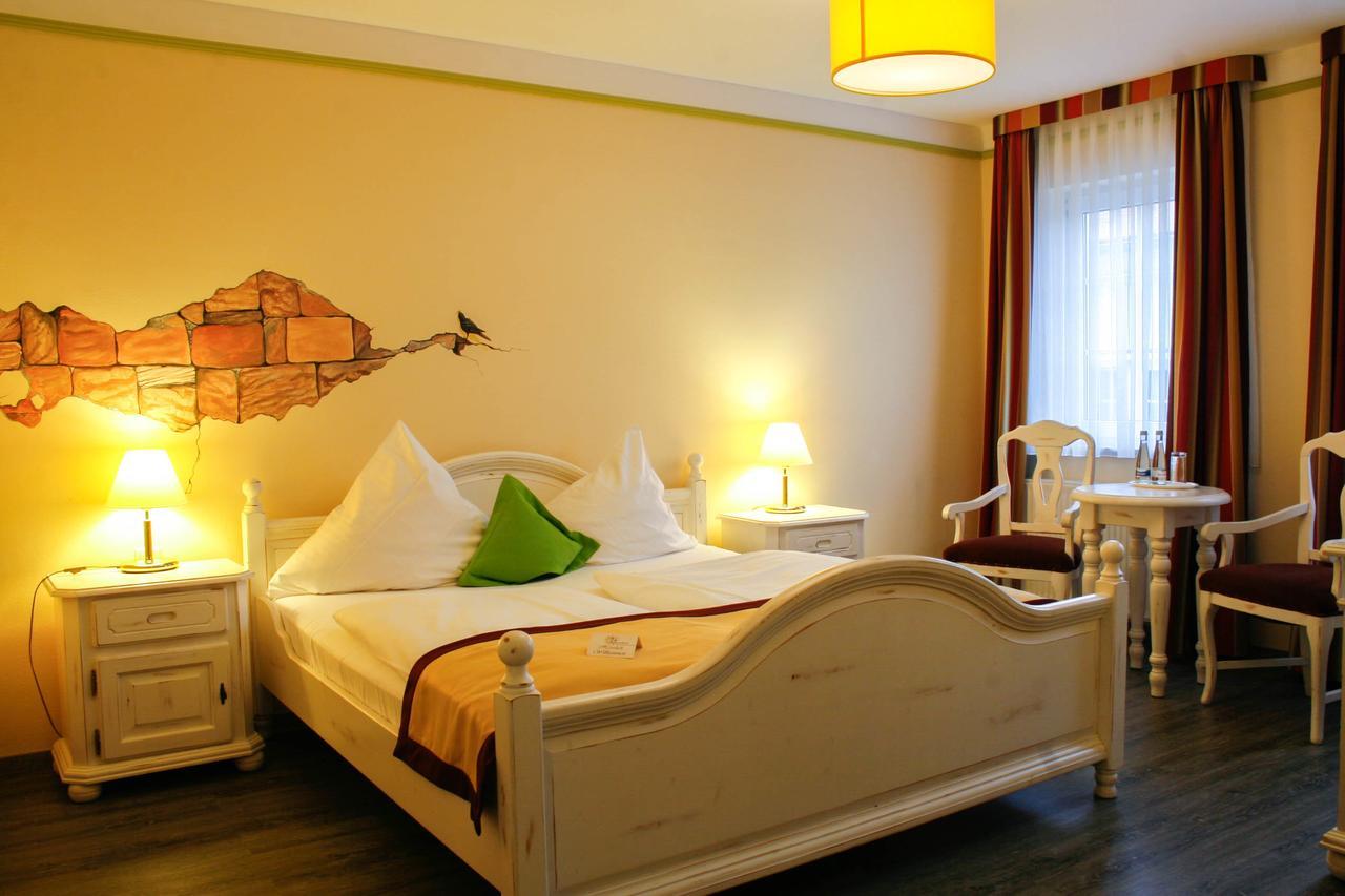 Hotel Speeter Вайзенхайм ам Берг Екстериор снимка