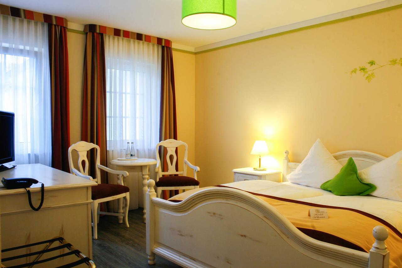 Hotel Speeter Вайзенхайм ам Берг Екстериор снимка