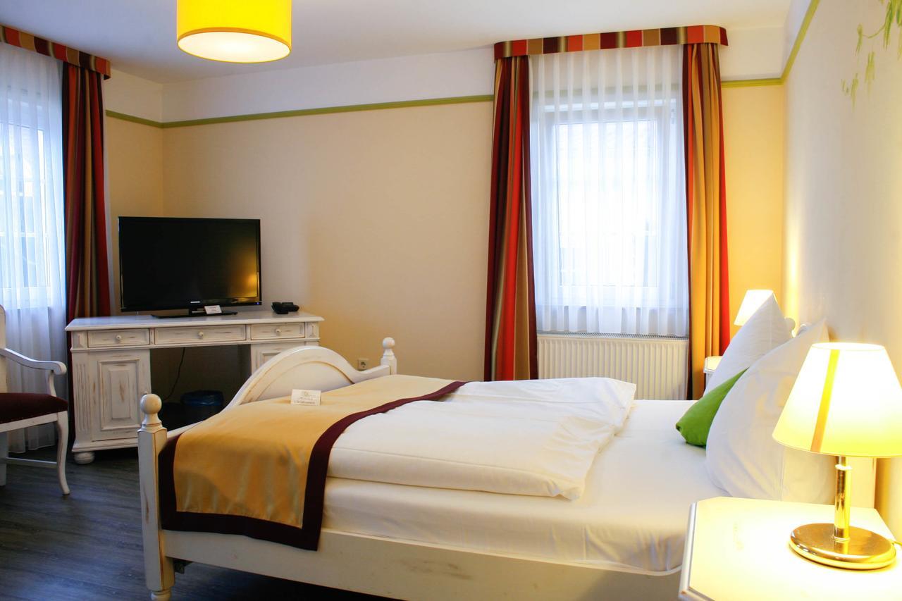 Hotel Speeter Вайзенхайм ам Берг Екстериор снимка
